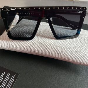 QUAY Sunglasses with case